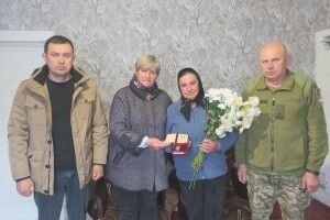 У громаді на Волині високу нагороду загиблого Героя вручили його мамі 