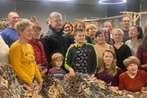 Поки Банкова ганяє тітушок під будинок Порошенка, він з волонтерами робить маскувальні сітки на фронт