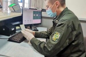 Іноземка хотіла приховати візит в Україну від коханого, а потрапила до поліції