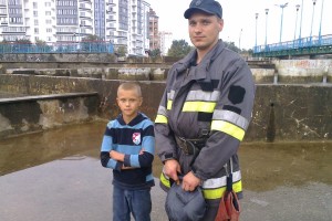 10-річний хлопчик впав у заглиблення між плитами фонтану