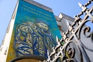 У центрі Києва з’явився мурал, присвячений страченому росіянами військовому