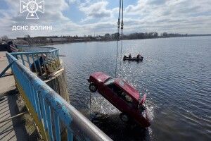 У Ковелі витягнули з річки машину 