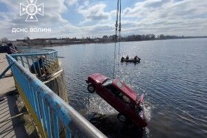 У Ковелі з мосту у річку впала автівка (Відео)