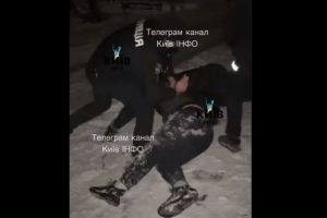 Смерть у кайданках на снігу: у Києві чоловік помер під час затримання поліцією (Відео)