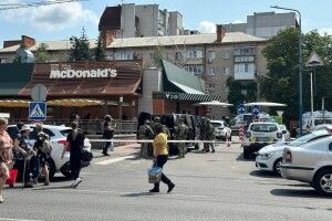 Спецпризначенці штурмують МакДональдз у Черкасах