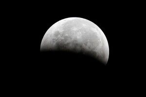 Науковці NASA підтвердили наявність води на освітленій Сонцем стороні Місяця