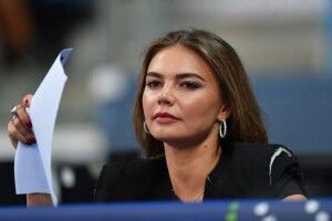 Коханку путіна — Аліну Кабаєву — намагаються «врятувати» від санкцій