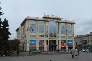 З центрального універмагу Луцька евакуювали усіх відвідувачів та продавців