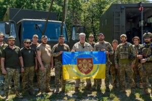 Немає часу чекати 2 місяці на ремонт: Порошенко привіз авторемонтні майстерні у бригаду, яка воює під Авдіївкою і Бахмутом