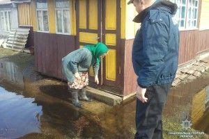 В Шацьку поліцейські відвідали власників підтоплених садиб