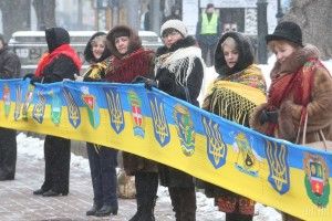 І волиняни приклали свої руки до створення прапора довжиною… 1 кілометр 59 метрів і 95 сантиметрів!