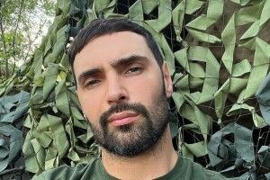 Мобілізований Віталій Козловський показав, як із побратимами посеред посадки готує обід