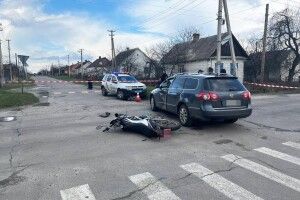 На Рівненщині автівка збила неповнолітнього мотоцикліста