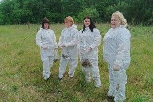 Як на Волині розкидають вакцини проти сказу (Фото, відео)