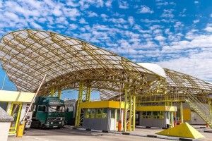 Волинська митниця продає конфіскований брендовий одяг: як взяти участь в аукціоні