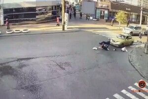 Іномарка збила родину з дитиною: з’явилося відео