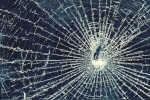 У Луцьку на проспекті Волі чоловік серед ночі бив вітрини (Відео)