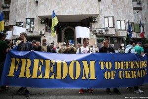 Декілька сотень активістів вимагали звільнення українських військових з російського полону