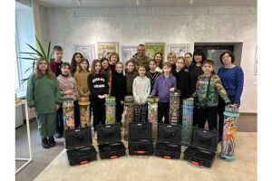 Вихованці Луцької художньої школи придбали для захисників зарядні станції