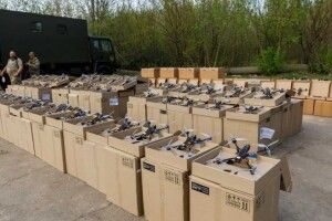 Сім бригад на східному фронті отримали від Порошенка FPV-дрони