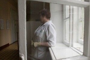 Породілля, в якої виявили коронавірус викинулася з вікна лікарні (Фото 18+)