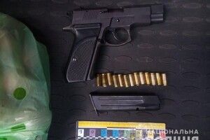 В Рівному один молодик стріляв у другого у дворі багатоповерхівок