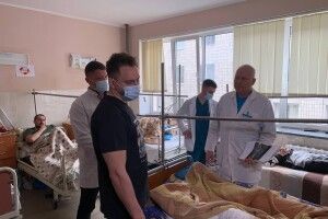 Лідер гурту СКАЙ Олег Собчук відвідав поранених бійців у Рівному