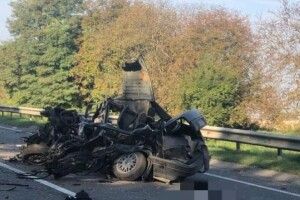 Уламки розкидало по всій дорозі: на трасі «Київ – Чоп» сталася масштабна аварія (Фото)