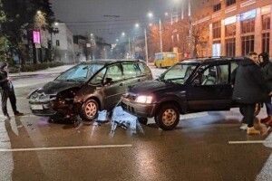 У центрі Луцька – аварія: зіткнулися дві автівки (Фото)