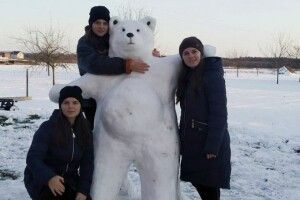 На Волині три сестри впіймали білого ведмедя (Фото)