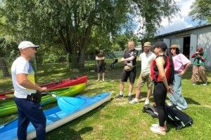 Волинські військові з дружинами та дітьми веслували на байдарках на річці Стир у Луцьку (Фото)