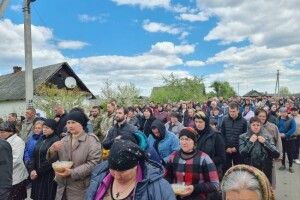 Прощалися всі селом: сотні людей на Рівненщині прийшли на похорон Захисника (Фото)