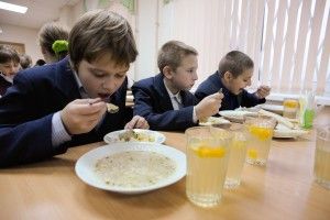 Щоб діти не обідали... шоколадними батончиками і чіпсами