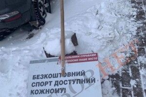 Із Волині до Києва зась: згортають сніг. Столицю розчищають лопатами з агіток Кличка (Фото)
