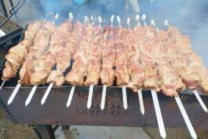 На фестивалі вареників у Рівному можна шашлик запити гарячим какао (Фото)
