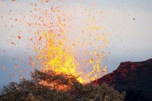 Лава вулкана на Гаваях забризкала чоловіка на балконі