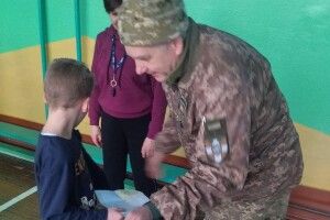 Воїн завітав у Луцький ліцей, щоб подякувати хлопчику за листа