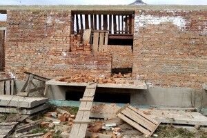 На Волині недобудовний гуртожиток для військових перетворився на сміттєзвалище