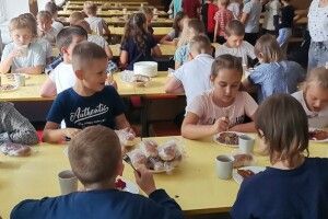 Булочки в пакеті та почергове харчування: як працюють шкільні їдальні у Луцьку