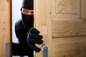 На Горохівщині злодії проникли в сільську хату і забрали золото та валюту
