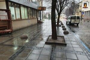 У центрі Луцька встановили обмежувачі на тротуарах (Фото)