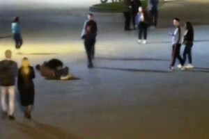 У центрі Луцька два хлопці бились, а навколишні фільмували (Відео)