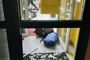 Почула з балкона, як розбив вікно: лучанка повідомила про пограбування магазину (Фото)