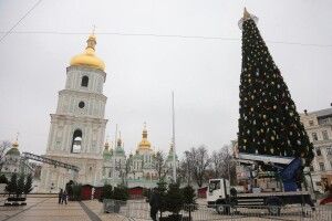 З головної ялинки України таки знімуть скандальний капелюх, замінивши його на Вифлеємську зірку