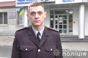 На виборчій дільниці поліцейський врятував життя жінці