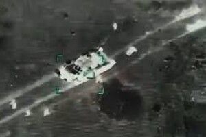 ЗСУ за допомогою Bayraktar чавить російські танки, неначе тарганів (Відео 18+)