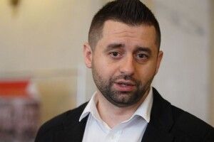 «Гірше Скабеєвої та Соловйова». Арахамія звинуватив CNN, Bloomberg та WSJ у публікації фейків щодо вторгнення РФ (Відео)