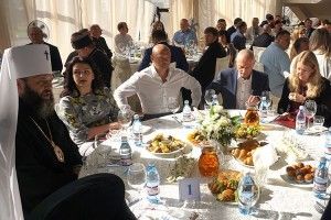 Молитва за Україну об’єднала бізнесменів, політиків і духовенство Волині за одним столом (Фото, відео)