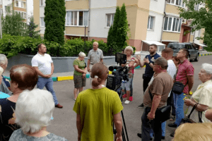 У дворі рівненської багатоповерхівки – скандал через сміттєвий майданчик 