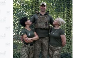 Воїн-велетень із 14 «волинської» бригади копає окопи на свій зріст – 2 м 10 см
